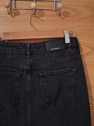 Falda midi Stradivarius negra