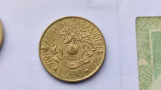9 monedas de Italia y 2 billetes (5000 y 1000 lira