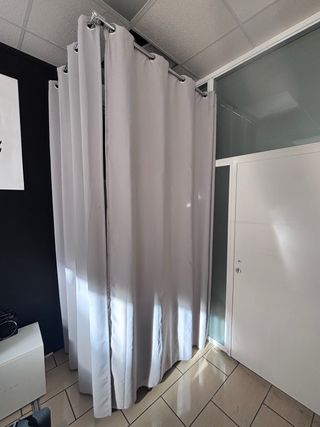 Probador de ropa gris