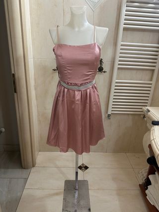 Abito elegante rosa con cintura gioiello