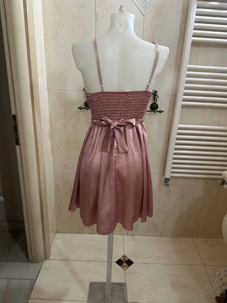 Abito elegante rosa con cintura gioiello