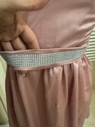 Abito elegante rosa con cintura gioiello