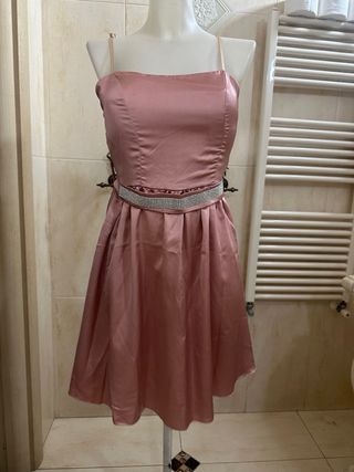 Abito elegante rosa con cintura gioiello
