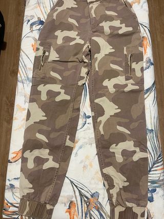 Pantalón cargo camuflaje Hollister Talla M