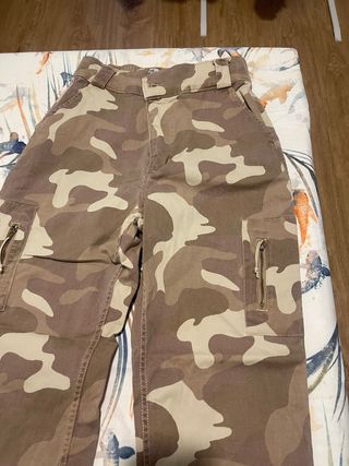 Pantalón cargo camuflaje Hollister Talla M