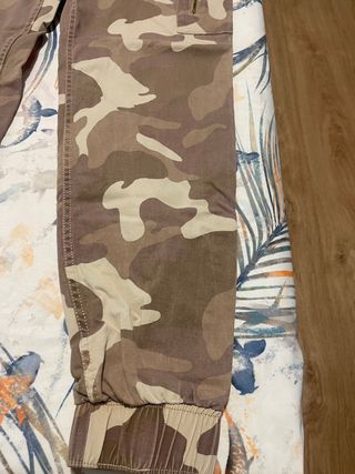 Pantalón cargo camuflaje Hollister Talla M