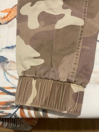 Pantalón cargo camuflaje Hollister Talla M