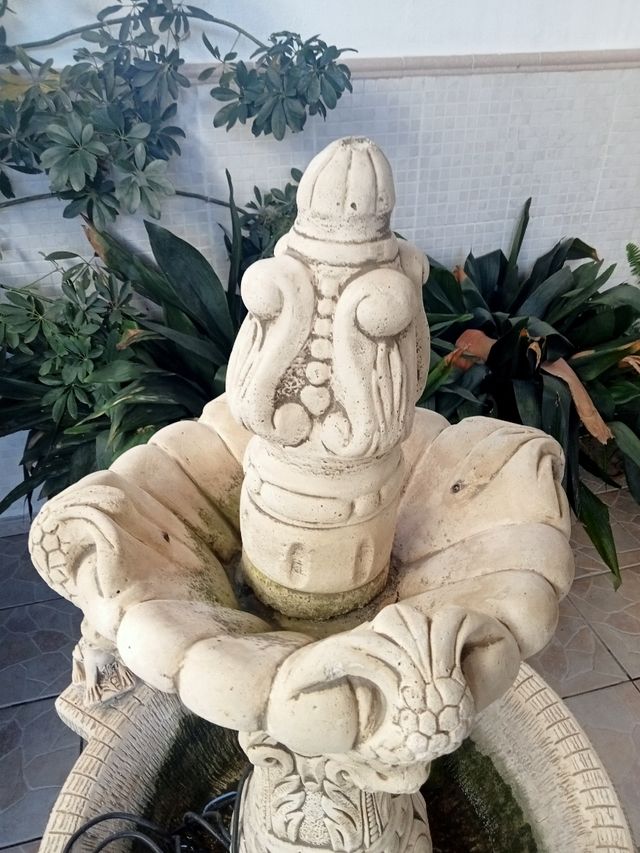 Fuente de piedra vintage con ranas.