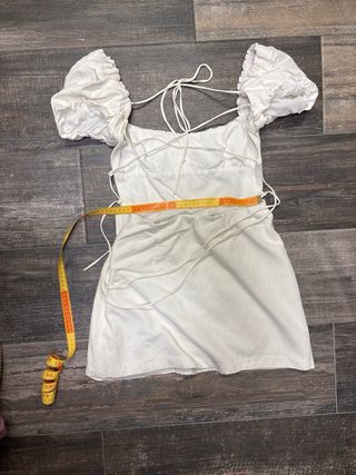 Vestido blanco corto con volantes