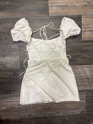 Vestido blanco corto con volantes