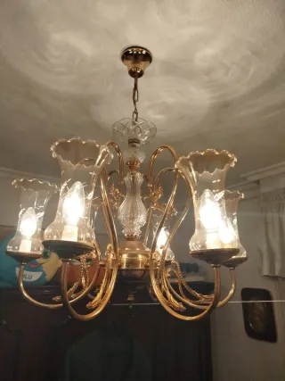 Elegante lámpara dorada de cristal