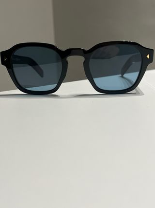 Prada: Gafas de sol con una icónica placa de metal