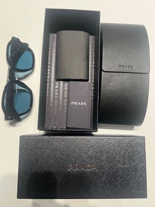 Prada: Gafas de sol con una icónica placa de metal