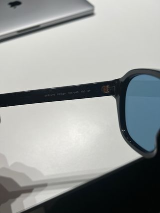 Prada: Gafas de sol con una icónica placa de metal