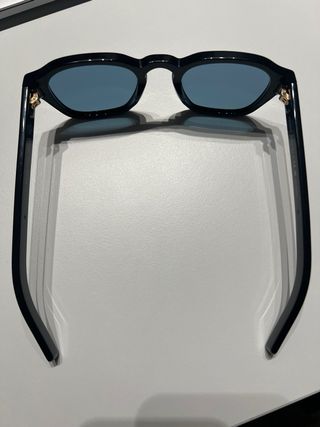 Prada: Gafas de sol con una icónica placa de metal