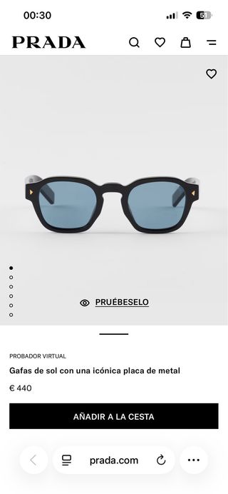 Prada: Gafas de sol con una icónica placa de metal