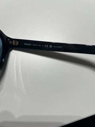 Prada: Gafas de sol con una icónica placa de metal