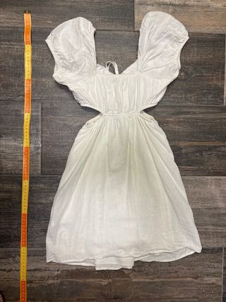 Vestido blanco corto con aberturas