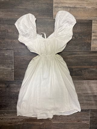 Vestido blanco corto con aberturas
