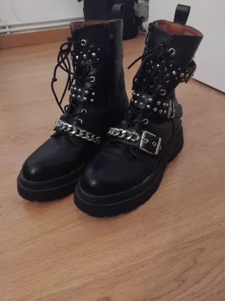 Botas negras con cadenas y hebillas