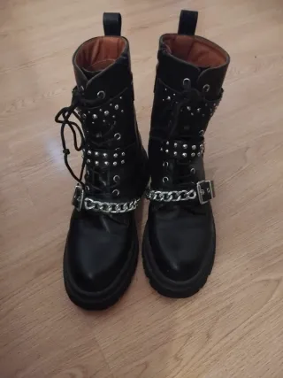 Botas negras con cadenas y hebillas