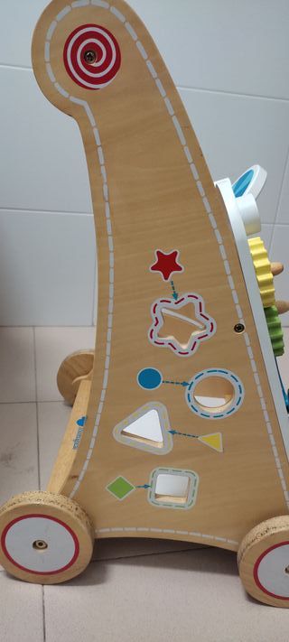 Correpasillos de madera con juegos