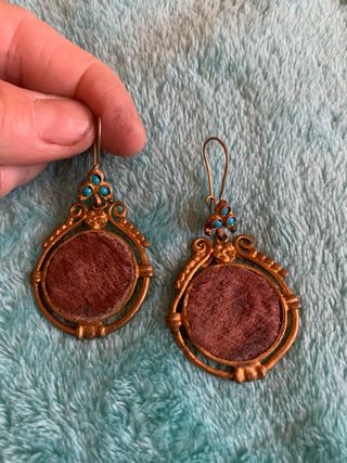 Pendientes étnicos dorados con turquesas