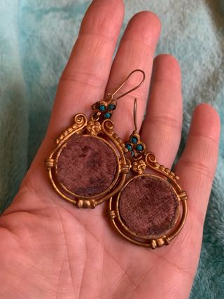 Pendientes étnicos dorados con turquesas
