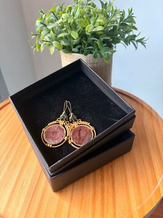 Pendientes étnicos dorados con turquesas