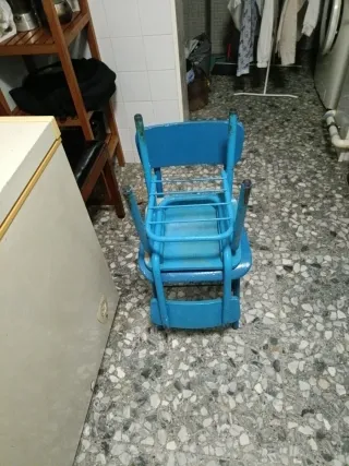 Sillas escolares vintage azul madera y metal