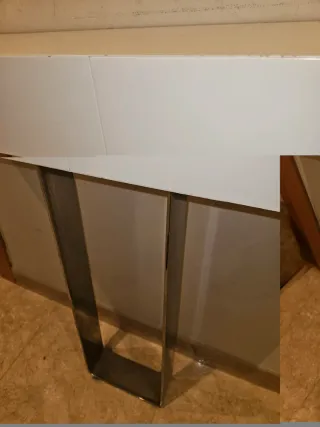 Mueble recibidor blanco y metal