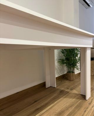 Mesa de comedor blanca de madera