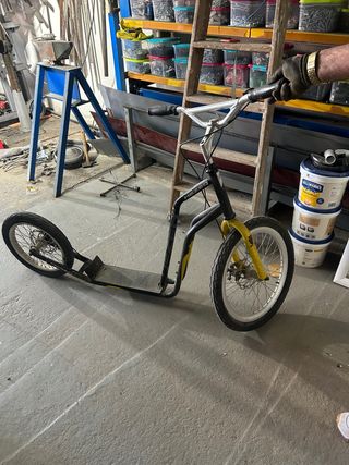 Patinete todoterreno con ruedas grandes