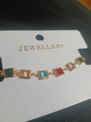 Pulsera dorada con piedras de colores