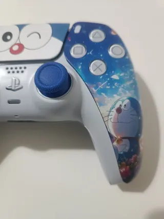 Mando PS5 Doraemon con joysticks TMR magnéticos.