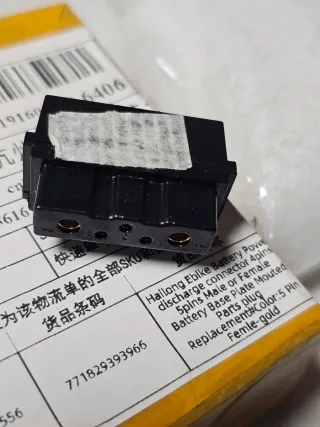 Enchufe conector bateria bici eléctrica