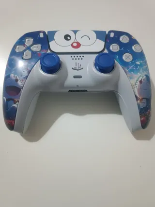 Mando PS5 Doraemon con joysticks TMR magnéticos.