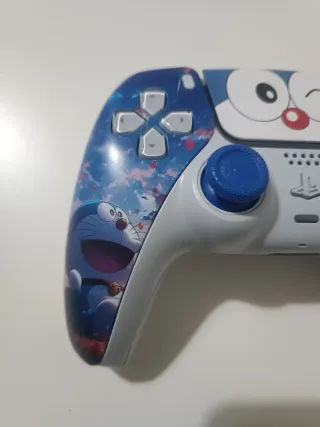 Mando PS5 Doraemon con joysticks TMR magnéticos.