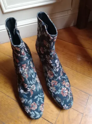 Botines bordados. MANGO