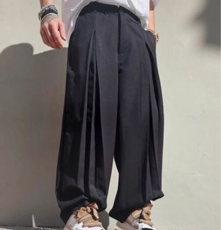 Pantaloni neri a gamba larga