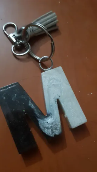 Portachiavi lettera M in resina