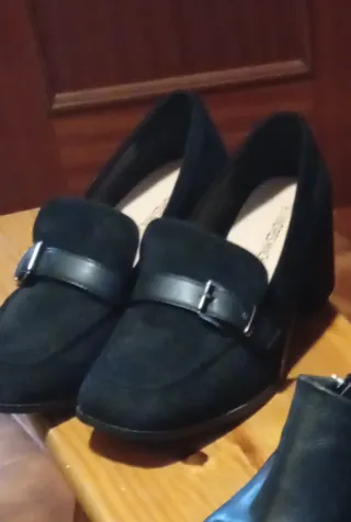 Zapatos negros de tacón con hebilla