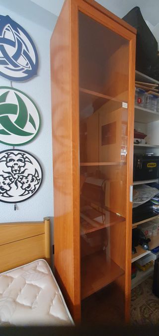 Estantería alta madera cristal