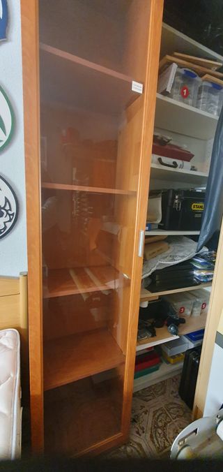 Estantería alta madera cristal