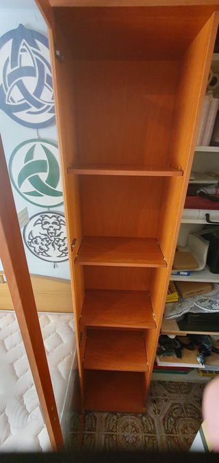 Estantería alta madera cristal