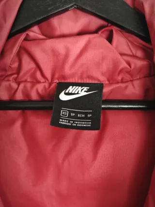 Abrigo Nike Puffy granate