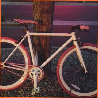 Bicicleta urbana blanca y rosa