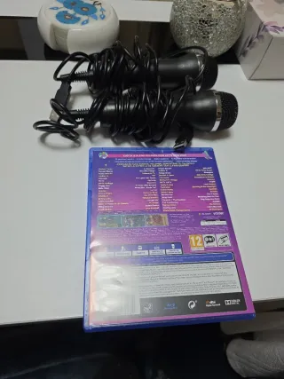 Juego PS4 Sing 2025 + 2 Micrófonos
