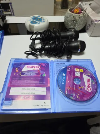 Juego PS4 Sing 2025 + 2 Micrófonos