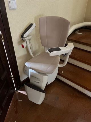 Silla salvaescaleras beige y blanca Como nueva